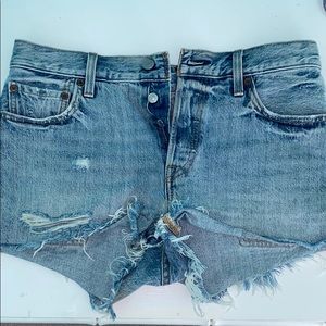 LEVI’S DENIM SHORTS